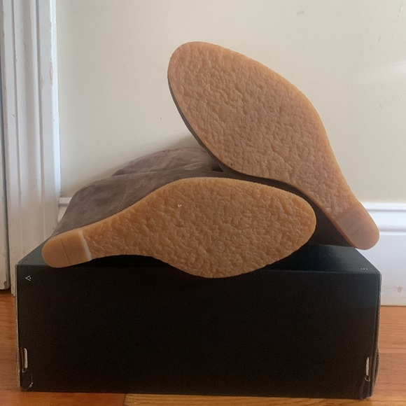 Stuart Weitzman taupe suede wedge size 8 - Picture 2 of 6